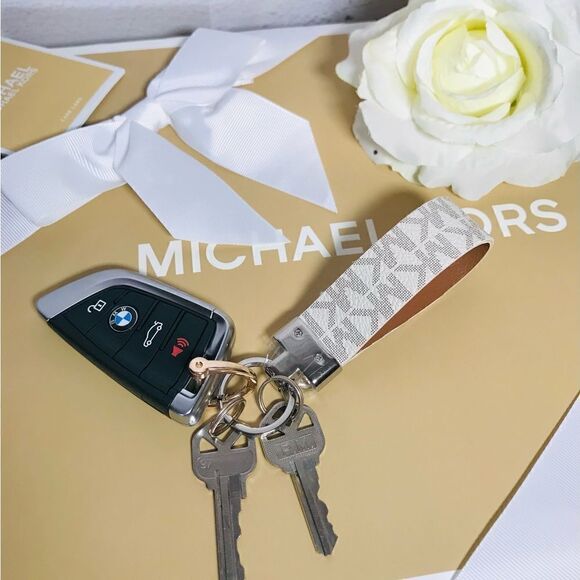 Michael kors KEYCHAIN HOLDER SILVERTONE HARDWARE - Picture 2 of 6